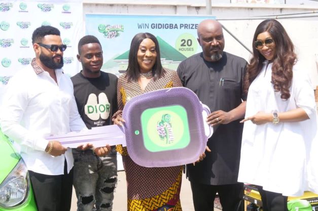 Glo Present Prizes To New Winners In Onitsha